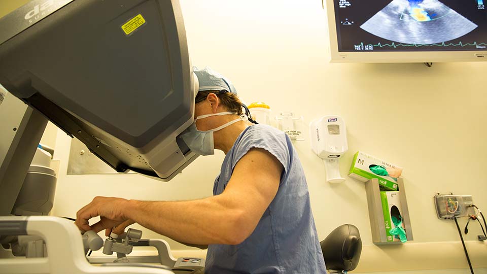 Robotic Surgeon Uses Minimally Invasive Technology